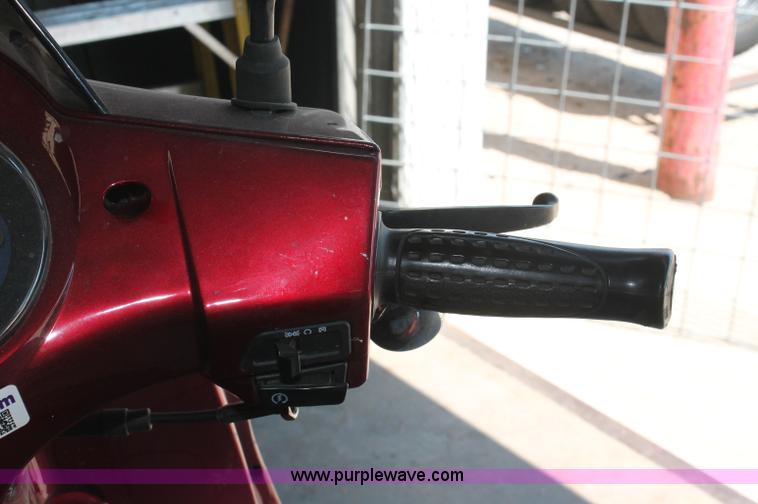 image for item O9324 2008 Qlink scooter