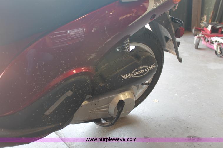 image for item O9324 2008 Qlink scooter