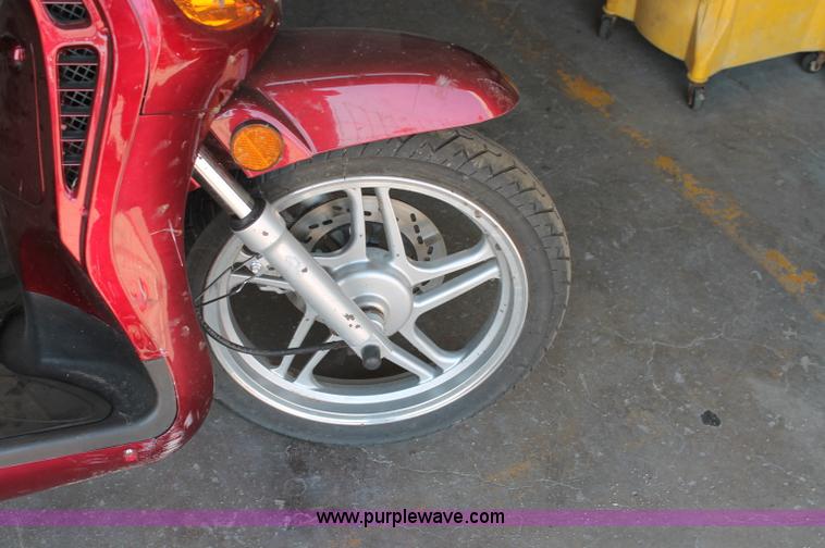 image for item O9324 2008 Qlink scooter