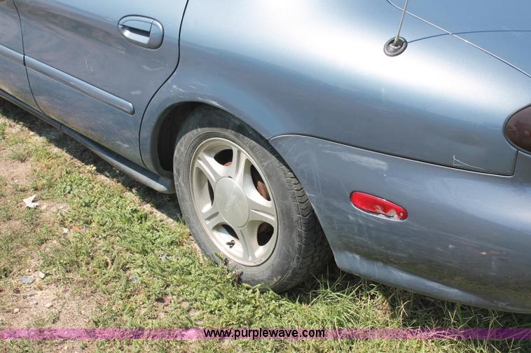image for item O9327 1999 Ford Taurus SE