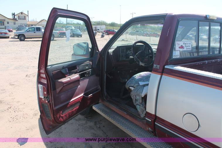image for item O9332 1989 GMC Sierra K2500 pickup truck