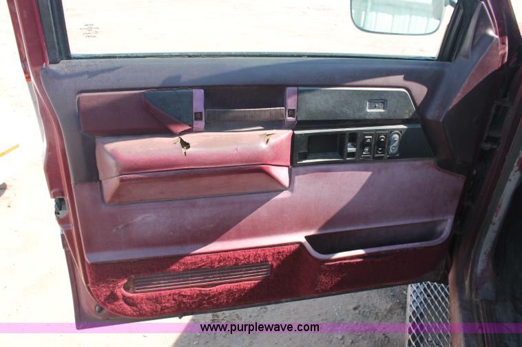 image for item O9332 1989 GMC Sierra K2500 pickup truck