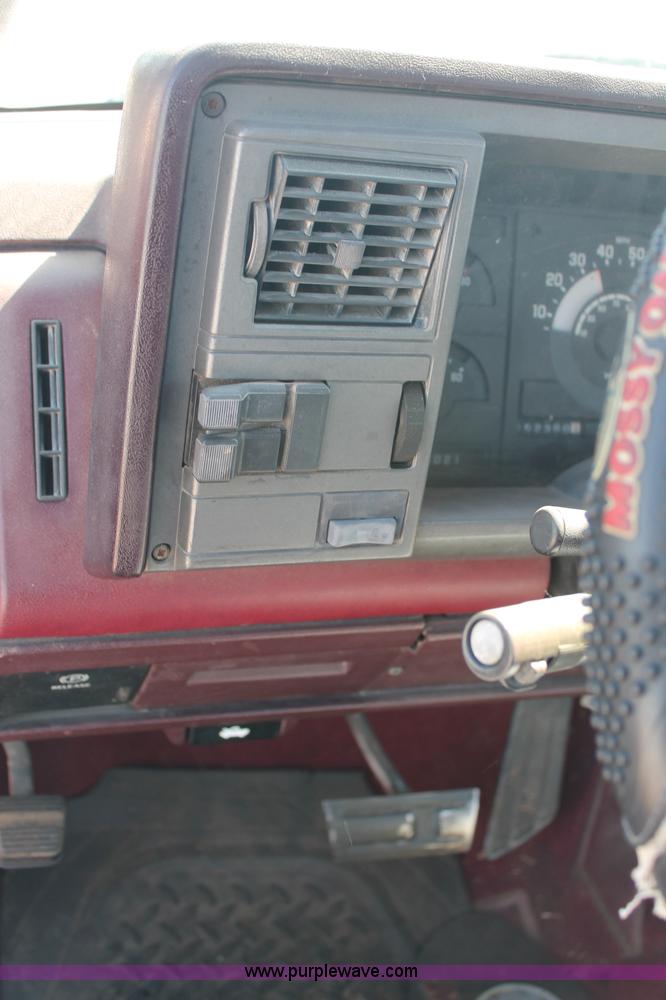 image for item O9332 1989 GMC Sierra K2500 pickup truck