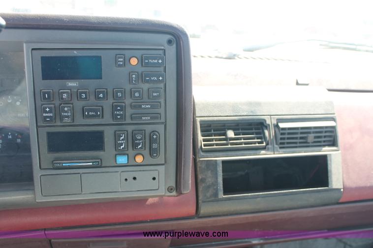 image for item O9332 1989 GMC Sierra K2500 pickup truck