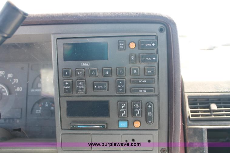 image for item O9332 1989 GMC Sierra K2500 pickup truck