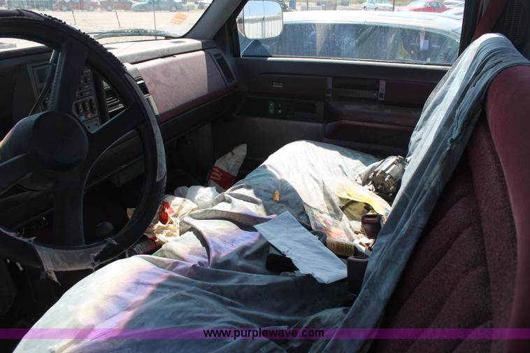 image for item O9332 1989 GMC Sierra K2500 pickup truck