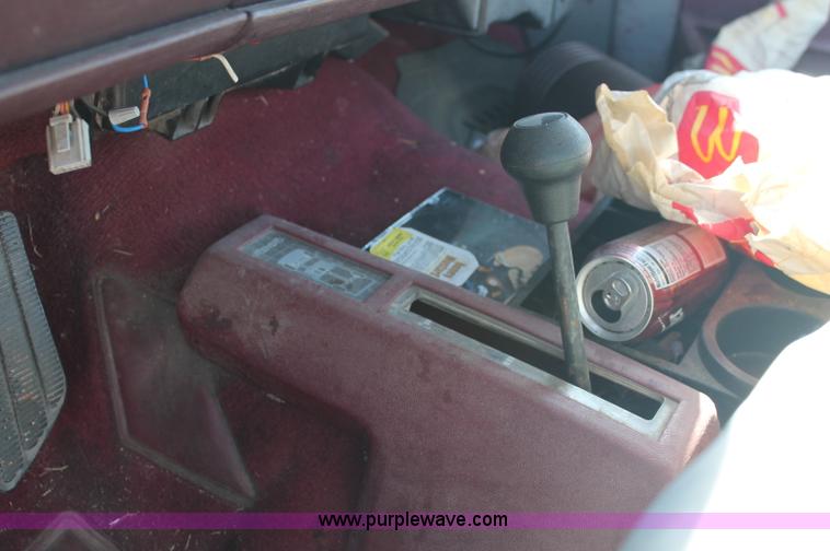 image for item O9332 1989 GMC Sierra K2500 pickup truck