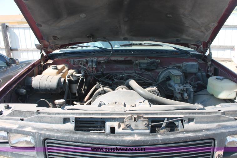 image for item O9332 1989 GMC Sierra K2500 pickup truck