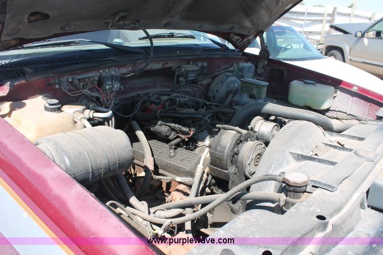 image for item O9332 1989 GMC Sierra K2500 pickup truck