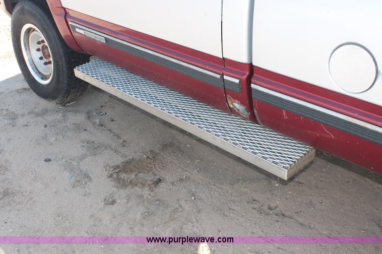 image for item O9332 1989 GMC Sierra K2500 pickup truck