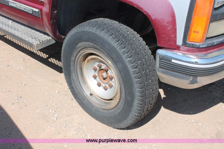 image for item O9332 1989 GMC Sierra K2500 pickup truck