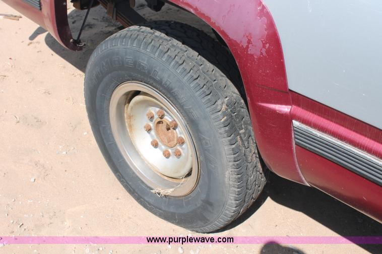 image for item O9332 1989 GMC Sierra K2500 pickup truck