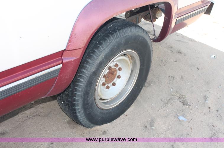 image for item O9332 1989 GMC Sierra K2500 pickup truck