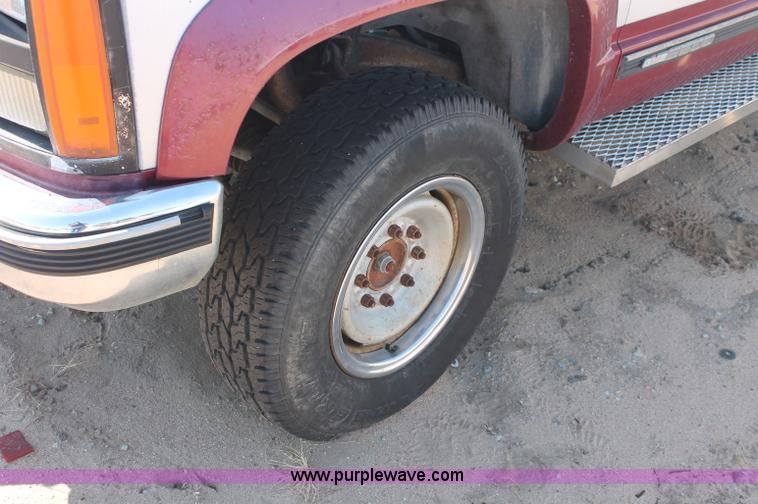 image for item O9332 1989 GMC Sierra K2500 pickup truck