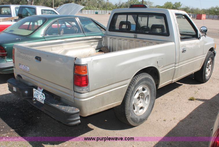 image for item O9333 1995 Isuzu pickup truck