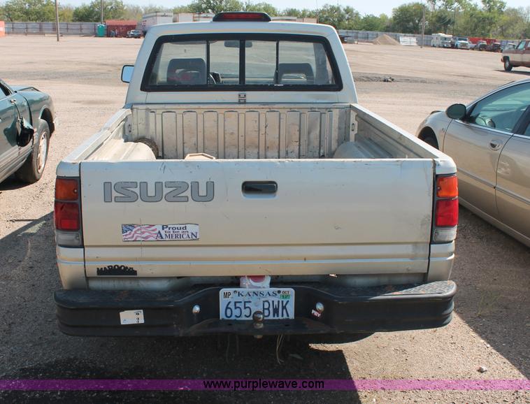 image for item O9333 1995 Isuzu pickup truck