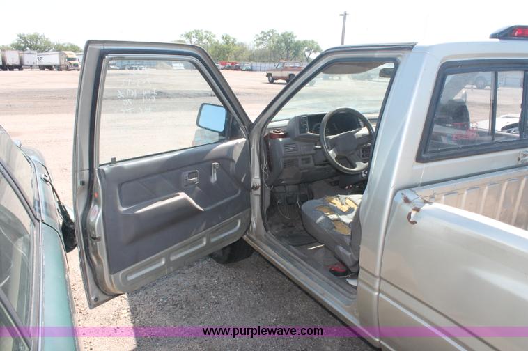 image for item O9333 1995 Isuzu pickup truck