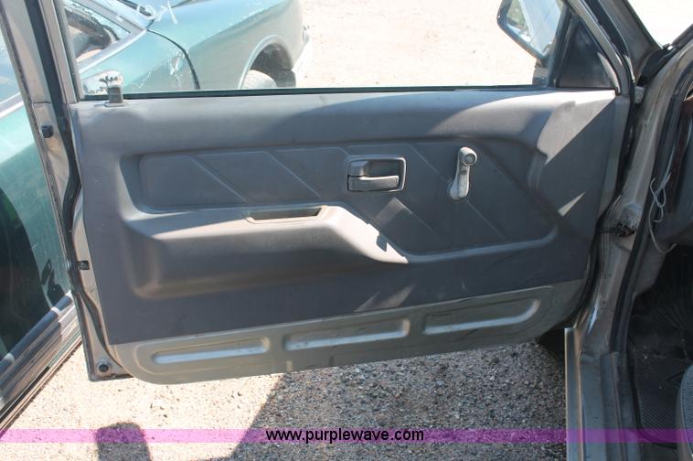 image for item O9333 1995 Isuzu pickup truck