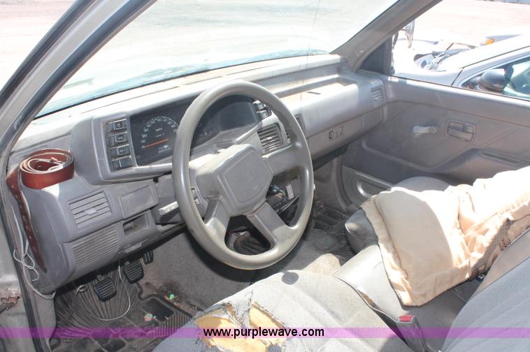 image for item O9333 1995 Isuzu pickup truck