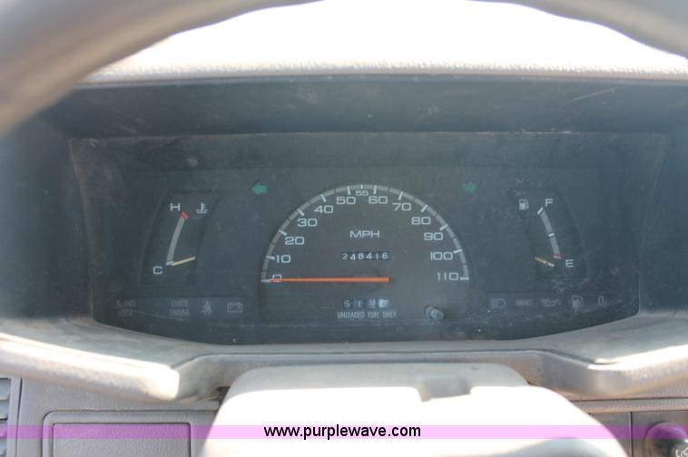 image for item O9333 1995 Isuzu pickup truck