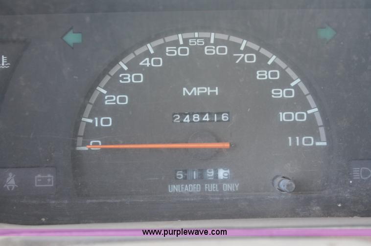 image for item O9333 1995 Isuzu pickup truck