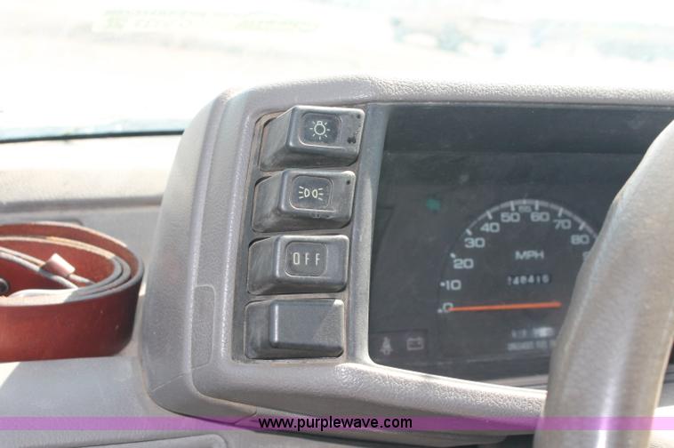 image for item O9333 1995 Isuzu pickup truck