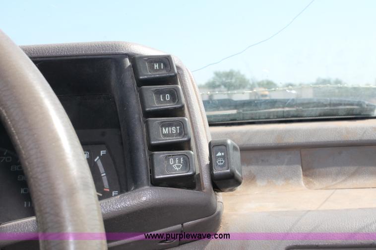 image for item O9333 1995 Isuzu pickup truck