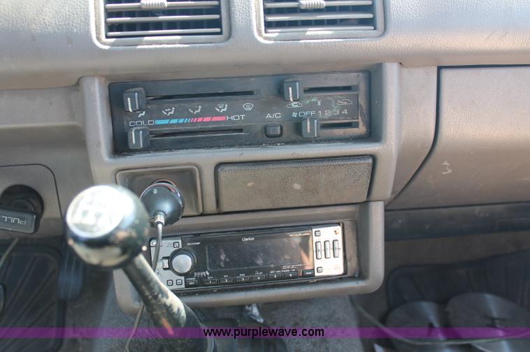 image for item O9333 1995 Isuzu pickup truck