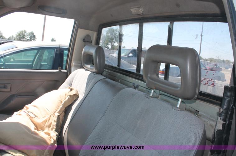 image for item O9333 1995 Isuzu pickup truck