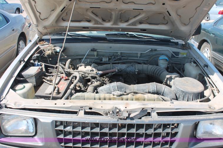 image for item O9333 1995 Isuzu pickup truck