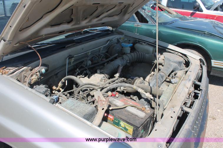 image for item O9333 1995 Isuzu pickup truck