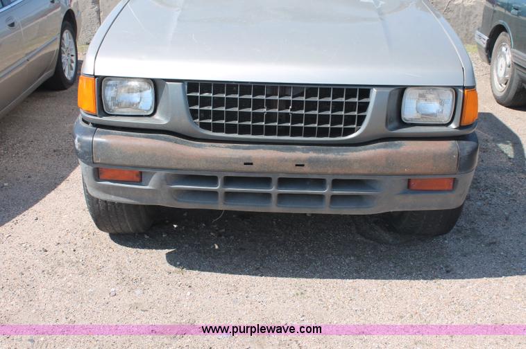 image for item O9333 1995 Isuzu pickup truck