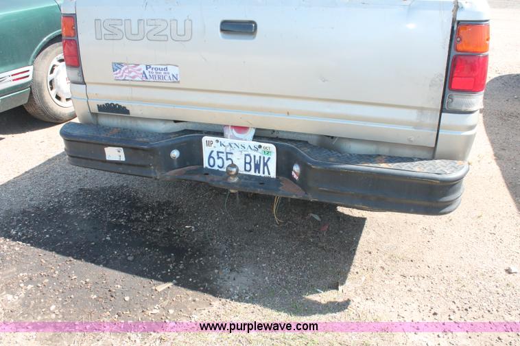 image for item O9333 1995 Isuzu pickup truck