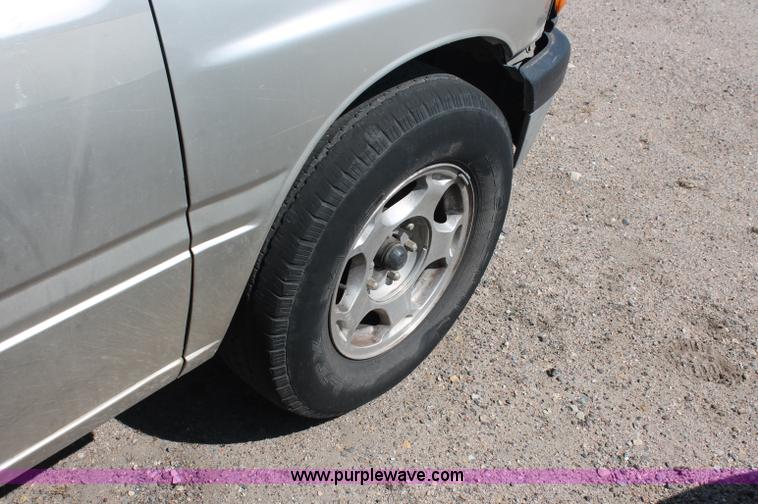 image for item O9333 1995 Isuzu pickup truck