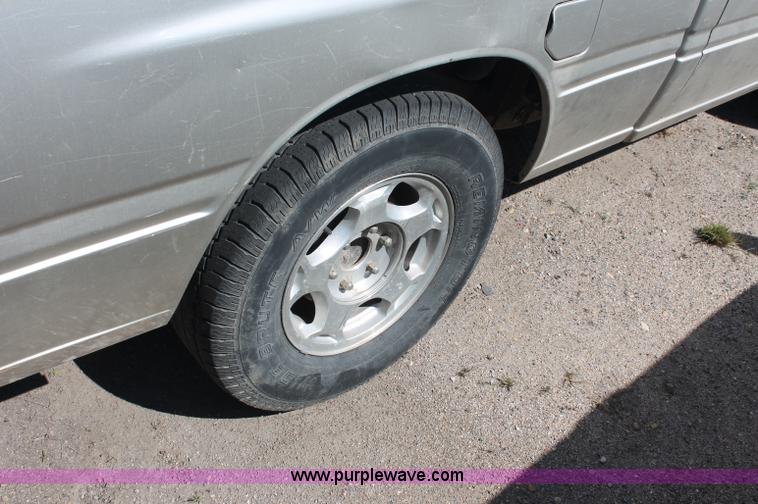 image for item O9333 1995 Isuzu pickup truck