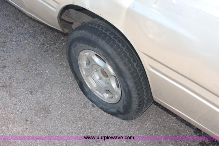 image for item O9333 1995 Isuzu pickup truck