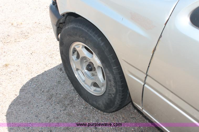 image for item O9333 1995 Isuzu pickup truck