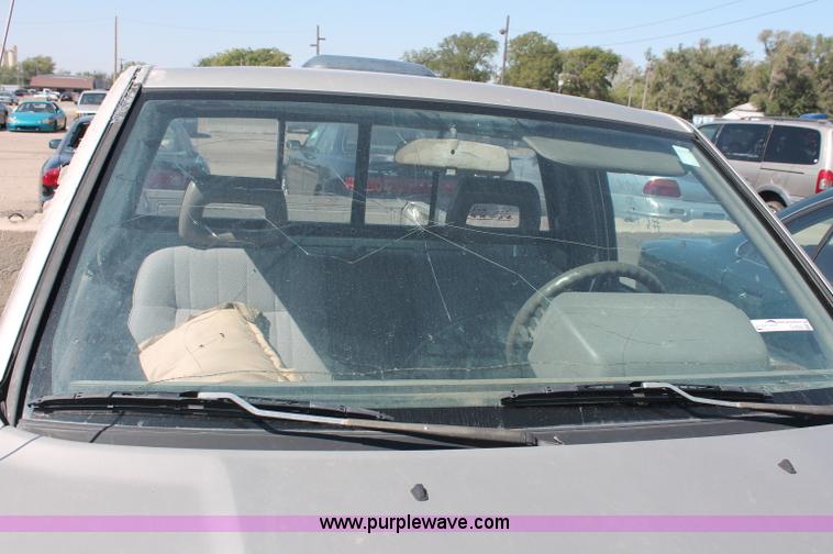 image for item O9333 1995 Isuzu pickup truck