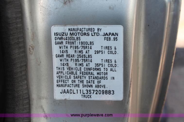 image for item O9333 1995 Isuzu pickup truck