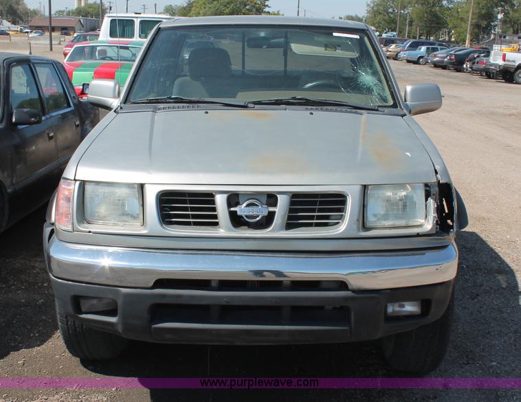 image for item O9334 2000 Nissan Frontier SE Desert Runner King Cab pickup truck