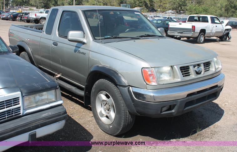 image for item O9334 2000 Nissan Frontier SE Desert Runner King Cab pickup truck