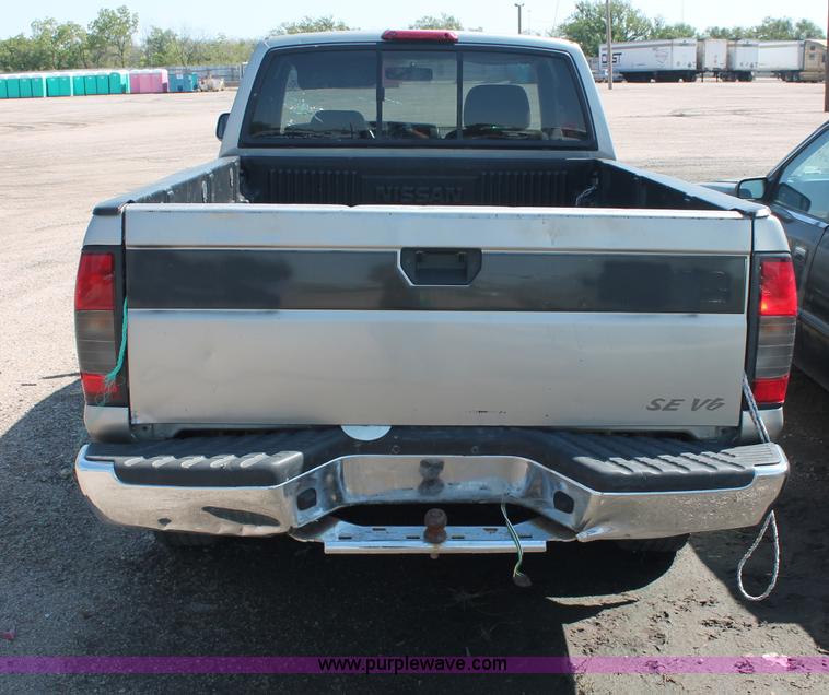 image for item O9334 2000 Nissan Frontier SE Desert Runner King Cab pickup truck