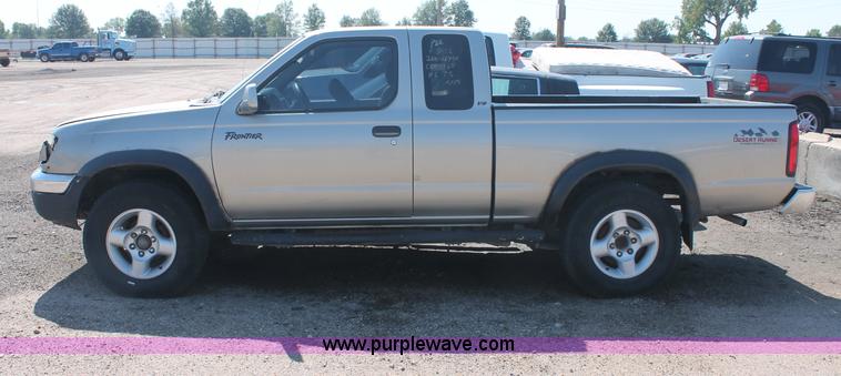 image for item O9334 2000 Nissan Frontier SE Desert Runner King Cab pickup truck