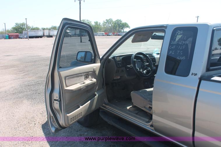 image for item O9334 2000 Nissan Frontier SE Desert Runner King Cab pickup truck