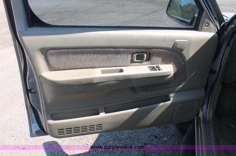 image for item O9334 2000 Nissan Frontier SE Desert Runner King Cab pickup truck