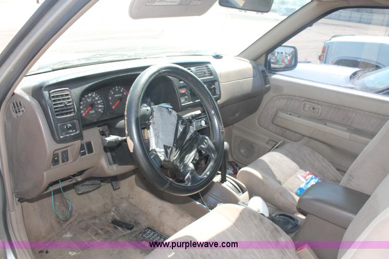 image for item O9334 2000 Nissan Frontier SE Desert Runner King Cab pickup truck