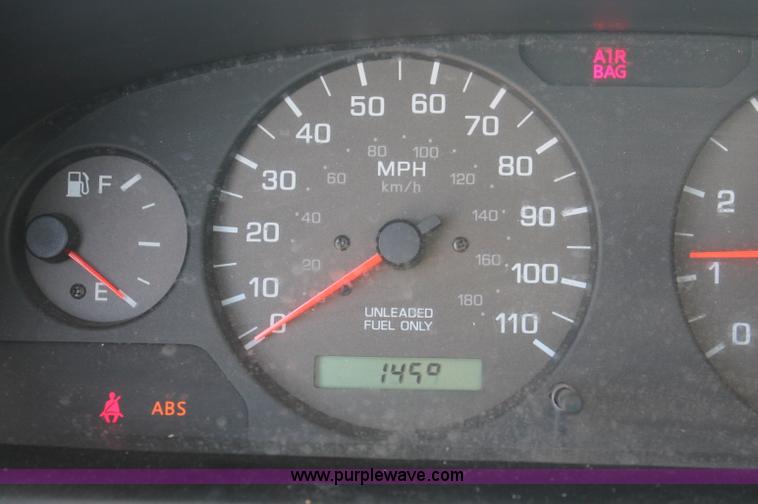 image for item O9334 2000 Nissan Frontier SE Desert Runner King Cab pickup truck