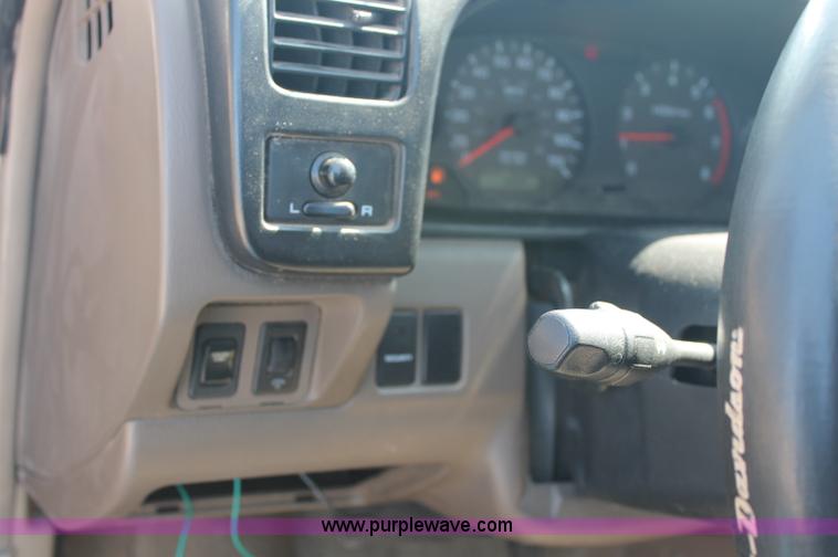 image for item O9334 2000 Nissan Frontier SE Desert Runner King Cab pickup truck