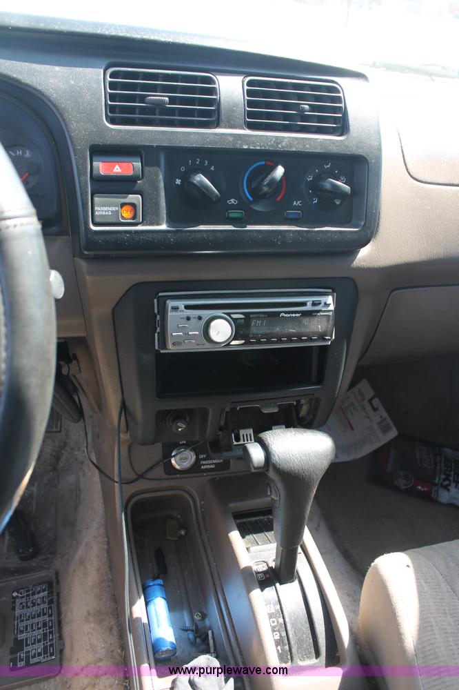 image for item O9334 2000 Nissan Frontier SE Desert Runner King Cab pickup truck