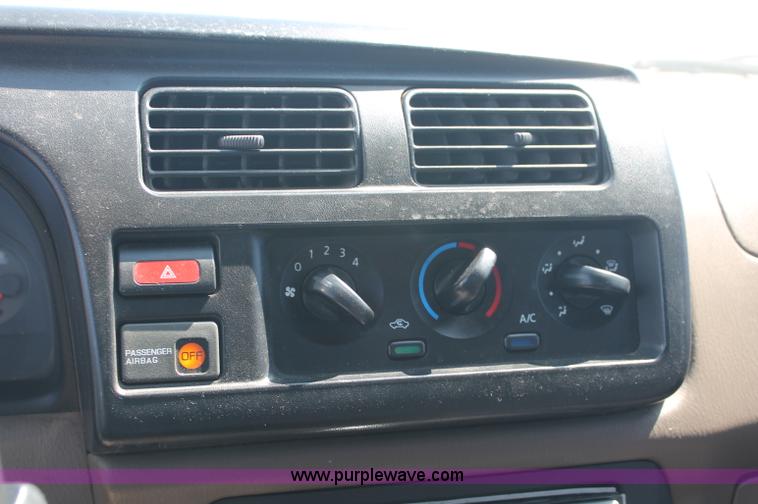 image for item O9334 2000 Nissan Frontier SE Desert Runner King Cab pickup truck